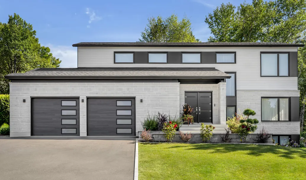 Plank, 10' x 8', Carbon Oak HD Wood Tone, window layout: Right-side Harmony with White Sandblasted glass, Novatech front door in Vog design