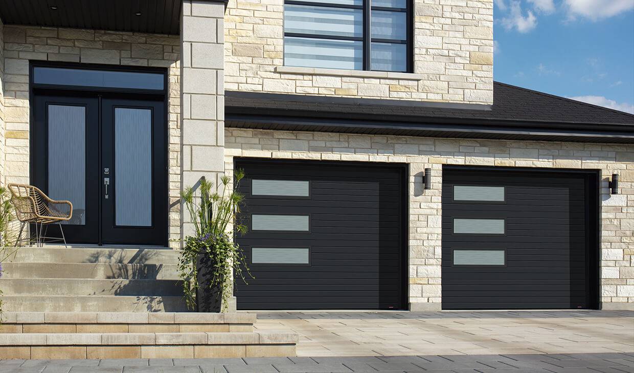 Standard+ Moderno Multi, 9' x 7' 6", Black, window layout: Custom with Fluid glass