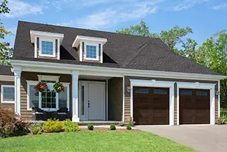 Collection Village Configuration V, Cœur uni, 9' x 8', Noyer foncé Faux bois, fenêtres avec Appliques Arche Stockton Double. Porte d'entrée Novatech, modèle Orléans.