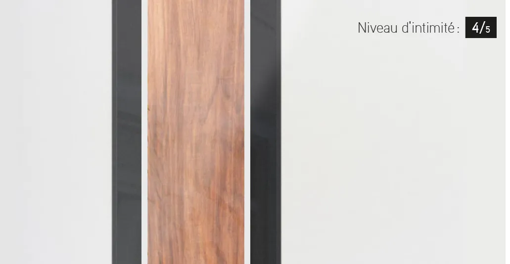 Vue rapprochée du verre Zen – Noyer Sablé, niveau d’intimité 4/5, offert pour les portes de garage Garaga et les portes d’entrée Novatech, fabriquées au Canada