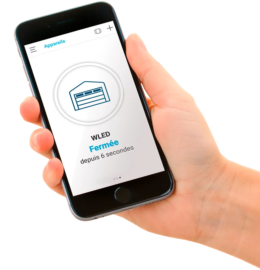 Main d'une personne qui tient un cellulaire avec l'application myQ