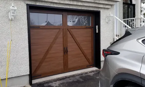Maison blanche avec porte de garage Eastman E-22, 9' x 7', porte et moulures Noyer chocolaté Similibois, fenêtres Panoramique 4 rectangles