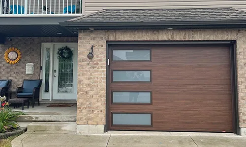 Porte de garage Acadia 138 Moderno 2 lignes, 10' x 7', Noyer chocolaté, fenestration Harmonie gauche