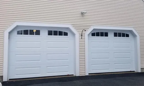 Maison avec porte de garage Classique XL, 9' x 7', Blanc glacier, fenêtres avec Appliques Arche Richmond