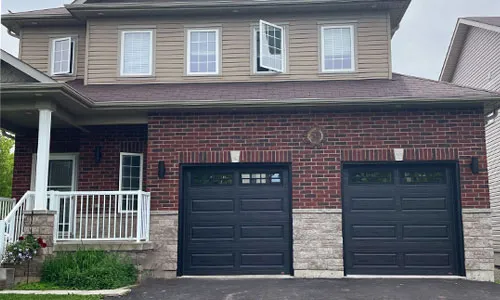 Portes de garage Acadia 138 Classique XL, 8' x 8', Noir, fenêtres Clair avec Appliques Stockton