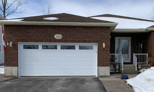 Maison avec porte de garage Classique XL, 16' x 7' Blanc glacier, fenêtres Clair