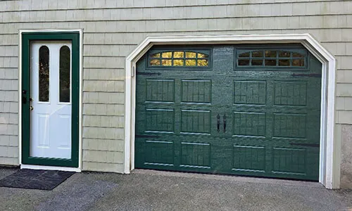 Porte de garage Standard+ North Hatley SP, 9' x 6', Vert conifère, fenêtres avec Applique Cascade