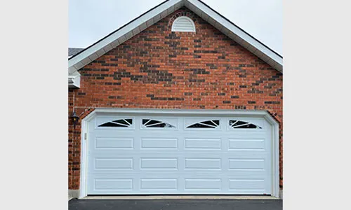 Porte de garage Acadia 138 Classique XL, 16' x 7', Blanc glacier, fenêtres clair avec applique Williamsburg