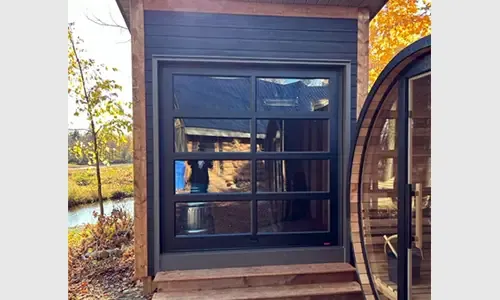 California, 7' x 7', Black aluminum frame, Clear glass