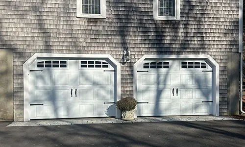 Porte de garage Acadia 138 North Hatley SP, 9' x 6'6'', Blanc glacier, fenêtres avec Appliques Arche Stockton Double