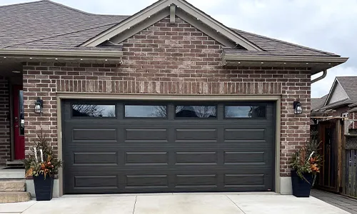 Porte de garage Acadia 138 Classique XL, 16' x 7', Brun commercial, fenêtres Clair