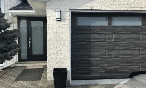 Maison en brique blanche, porte de garage Classique XL, 16' x 7', Gris patiné Faux bois, fenêtres Sablé blanc