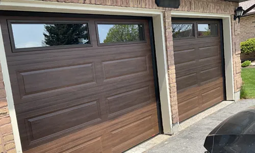 Maison en brique avec portes de garage Classique XL, 8' x 7', Noyer chocolaté Faux bois, fenêtres Clair