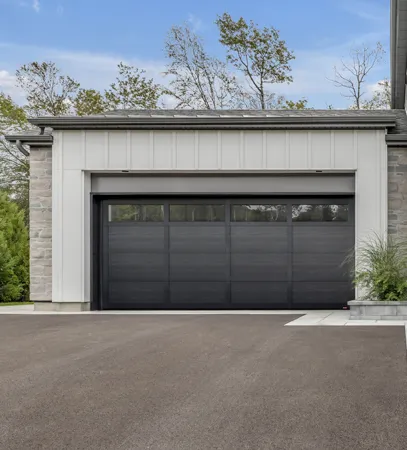 Porte de garage simple de Style Traditionnel avec le design Cambridge CM de couleur Blanc glacier