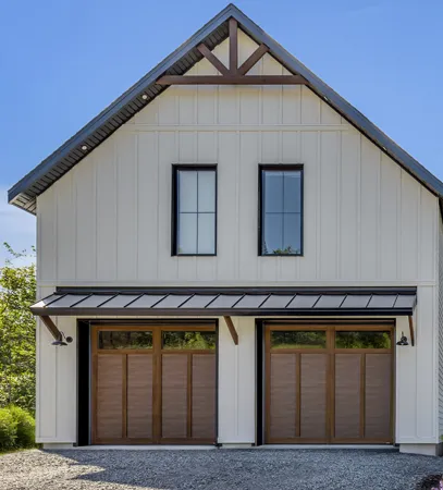 Porte de garage simple de Style Champêtre avec le design Eastman E-21 de couleur Argile avec moulures Blanc glacier