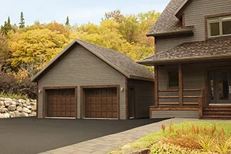 Cambridge CS, 9' x 7', porte et moulures Noyer chocolaté Faux bois, fenêtres Panoramique Clair